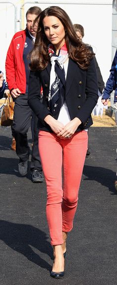 Look de Kate Middleton com calça rosa
