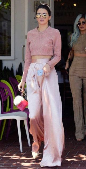Kendall Jenner aposta em pantalona rosa.