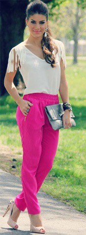 blusinha neutra para combinar com a calça rosa mais chamativa