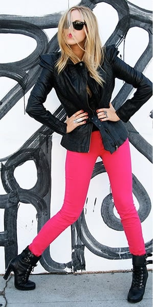 Blusa preta dá um ar mais sério para a calça rosa choque
