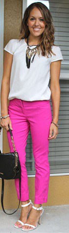 Calça rosa com blusinha e sandália brancas