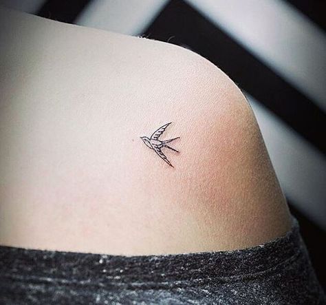 Tatuagem de pássaro no ombro