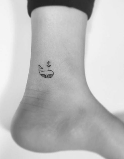Tatuagem pequena de baleia no calcanhar 