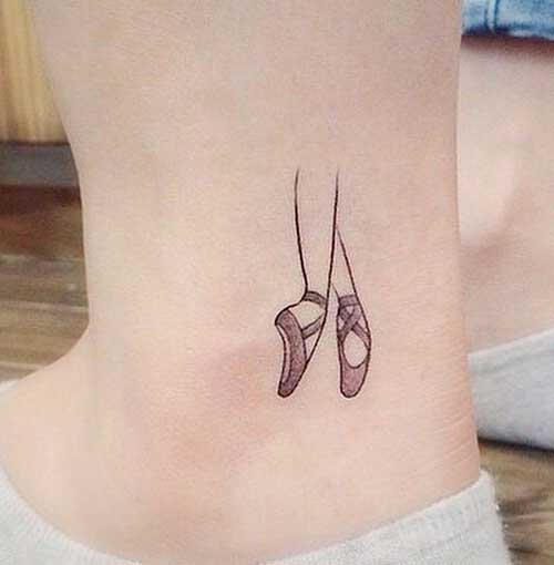 Tatuagem de pé de bailarina no calcanhar