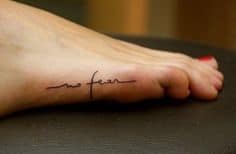 Tatuagem "no fear" no pé