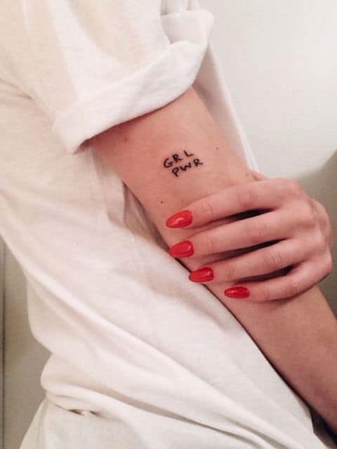 tatuagem "girl power" no braço