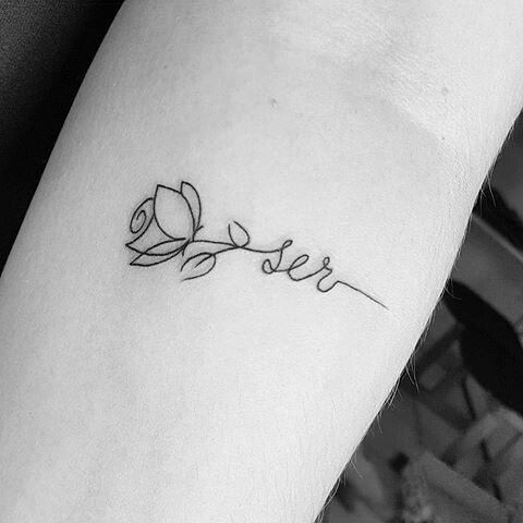 tatuagem "ser" com flor