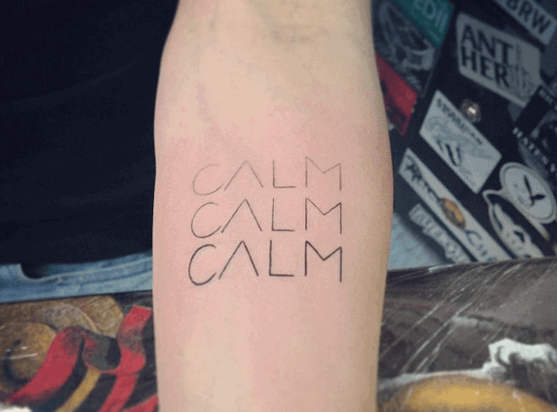Tatuagem da palavra "calm" no braço