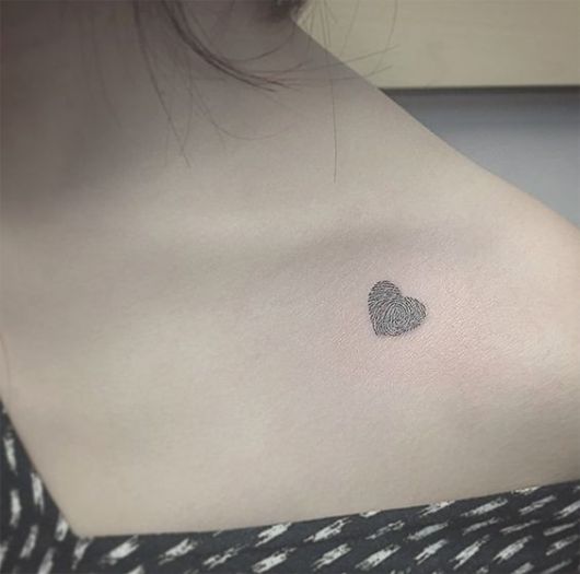tatuagem de coração com impressão digital