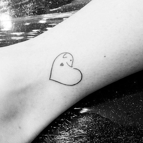 Tatuagem com animal em formato de coração