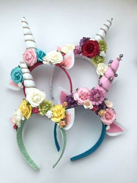 Quatro tiaras de unicórnio com flores em diferentes cores