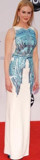 Nicole Kidman veste vestido luxo branco com detalhe azul - turquesa.