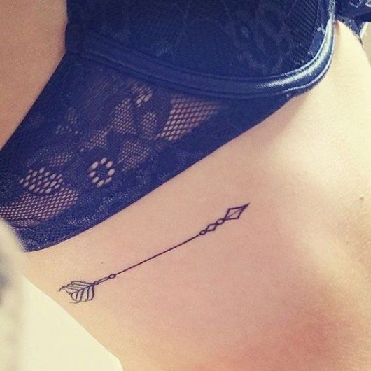 tatuagem flecha costela