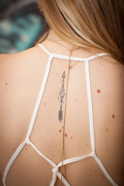 tatuagem flecha costas
