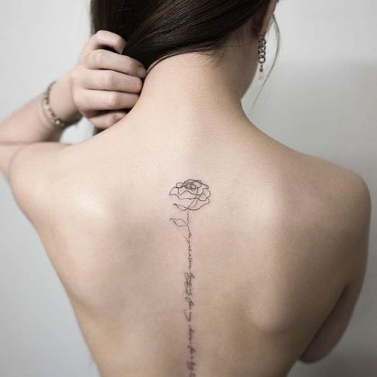 tatuagem escrita costas