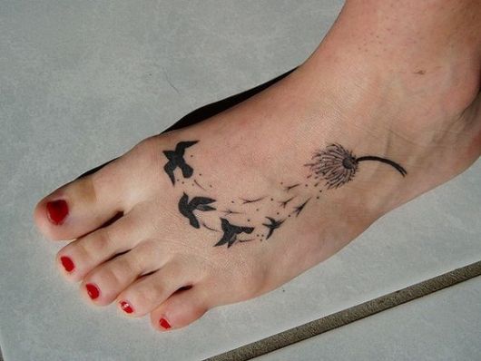 tatuagem pássaros pé