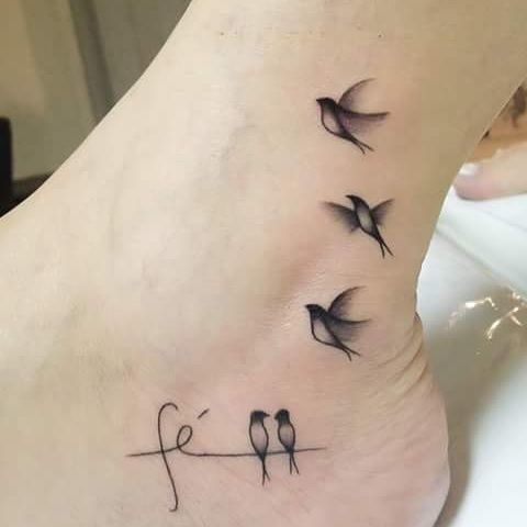 tatuagem escrita tornozelo