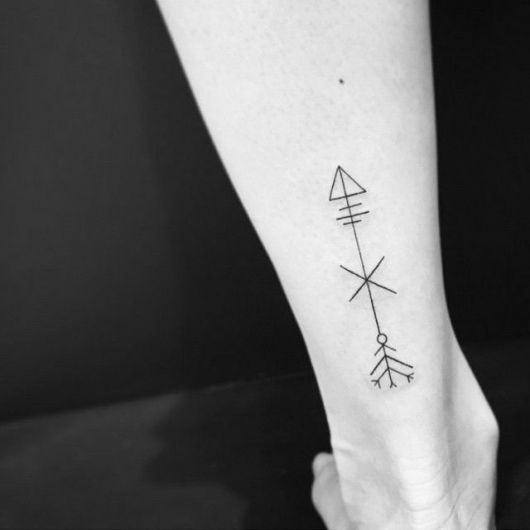 tatuagem flecha panturrilha