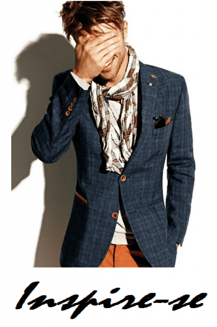 Modelo usa blazer azul, echarpe branca estampada e calça marrom telha.