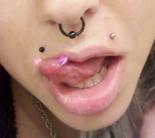 piercing colorido na ponta da língua 