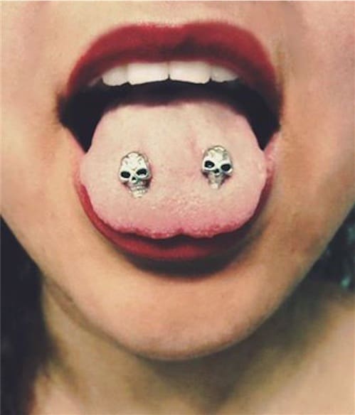 piercing na ponta da língua em formato de caveira