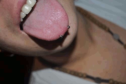 piercing pequeno na ponta da língua 