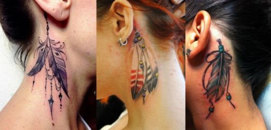 Montagem de tatuagem atras da orelha, de pena grande.