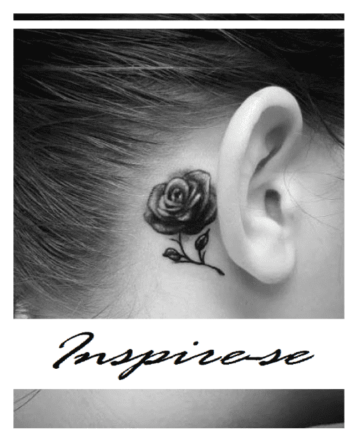 Tatuagem de rosa em foto preto e branca, atras da orelha.