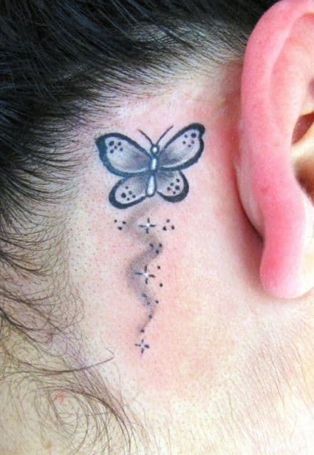 Modelo de tatuagem borboleta, com traço preto e sobreada.