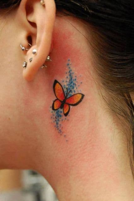 Modelo com tatuagem borboleta colorida, em tons de preto, laranja e azul.