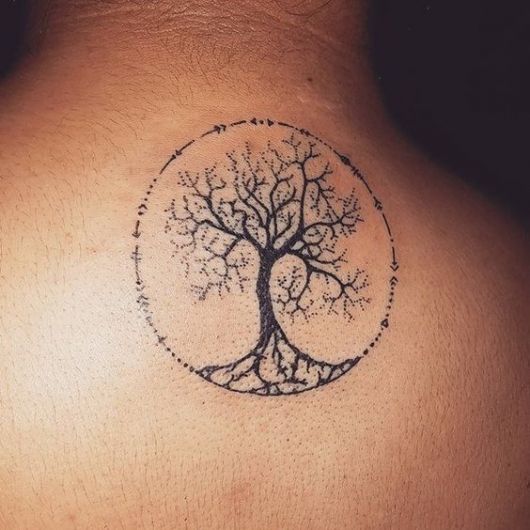 tatuagem de árvore da vida com contorno redondo feito de pontos e flechas