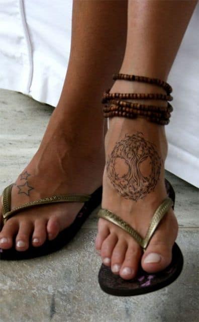 tatuagem de árvore da vida na planta do pé