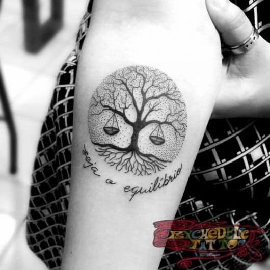 tatuagem de árvore da vida preenchia com fundo pontilhado e balança nos galhos