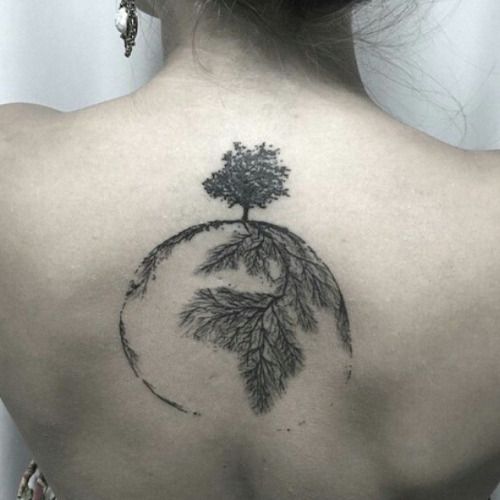 tatuagem de árvore da vida com raízes formando os continentes do planeta