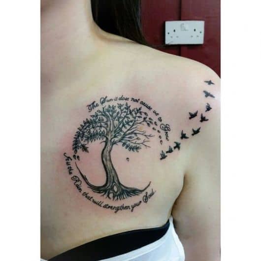 tatuagem de árvore da vida com contorno redondo de frases 