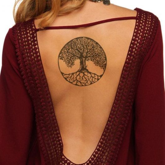 tatuagem de árvore da vida nas costas de mulher
