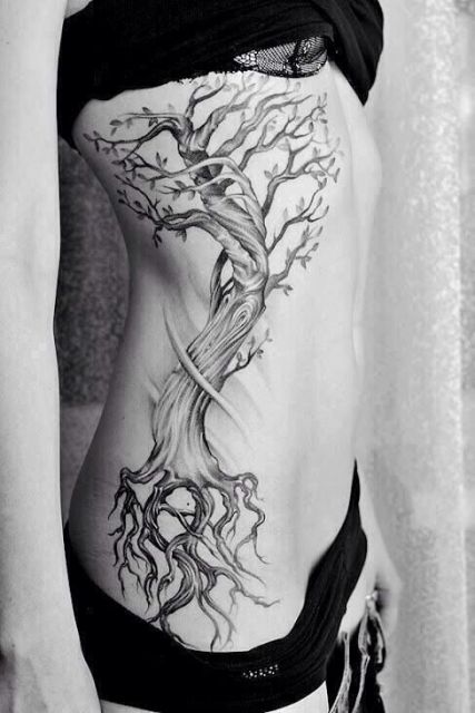tatuagem árvore da vida comprida na costela