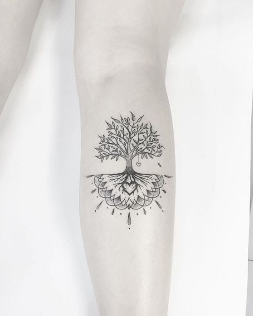 tatuagem de árvore da vida com raízes feita de meia mandala 
