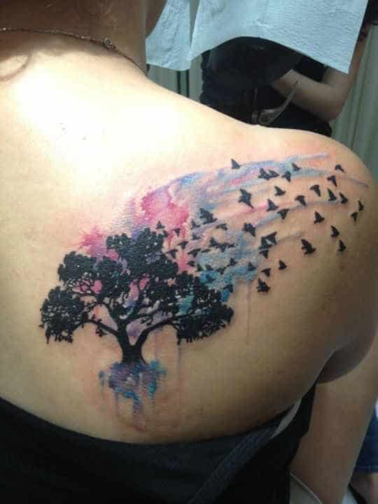 tatuagem de árvore da vida feita de aquarela rosa e azul