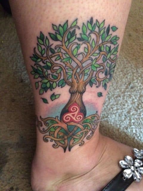 tatuagem de árvore da vida pintada de verde e marrom