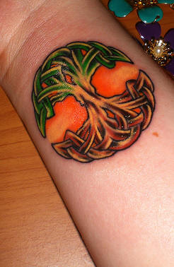 tatuagem de árvore da vida pintada em verde e marrom vibrantes