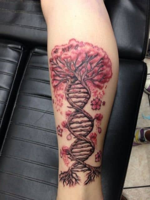 tatuagem de árvore da vida com tronco que forma dna pintado em vermelho