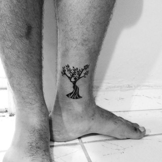 tatuagem de árvore da vida com tronco em forma de mulher