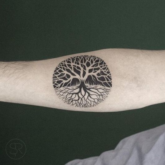 tatuagem de árvore da vida com fundo preto