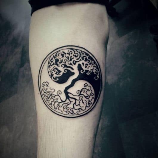 tatuagem de árvore da vida com círculo ao redor
