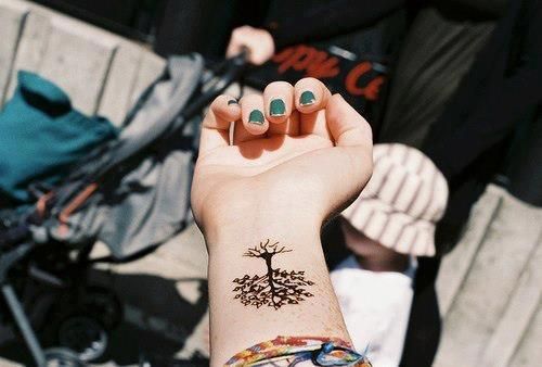 tatuagem de árvore da vida pequena no pulso