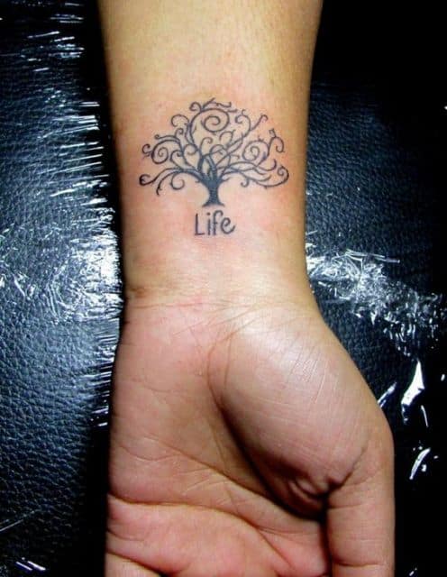 tatuagem árvore da vida escrito "life"