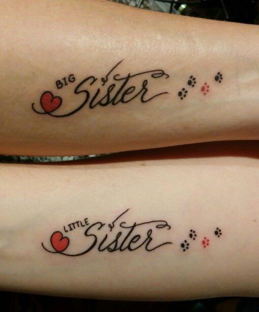 Tatuagem com escrita SISTER e coração.