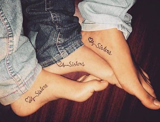 Modelos de tatuagem nos pés, com escrita sister.