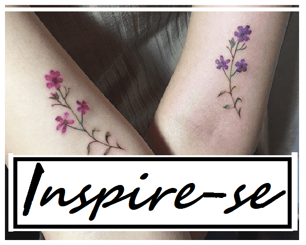 Modelo de tatuagem de flores pequenas e delicadas em tom de rosa e roxo.
